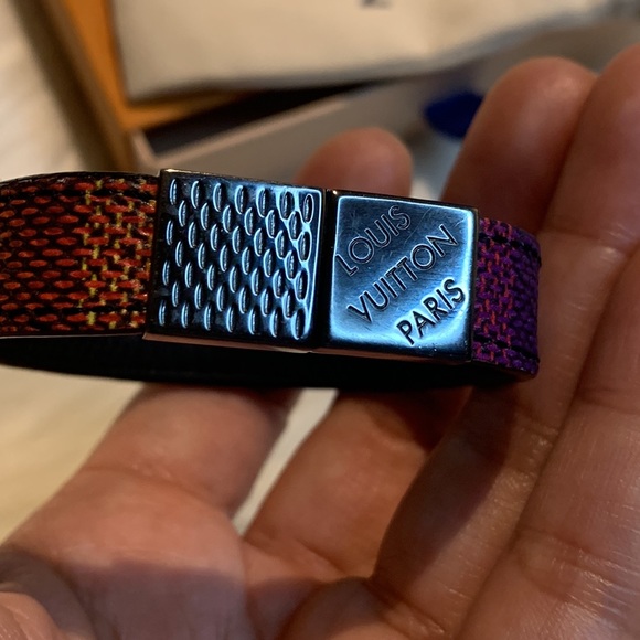 SOLD! ๐๐โค๏ธโค๏ธ๐Louis Vuitton Pull-it Damier Reversible Bracelet - Picture 7 of 17